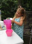 Saskia is goed in het helpen met de afwas