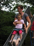Met mama van de glijbaan