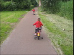 Video5: Nienke en Sas op de fiets naar de natuurtuin
